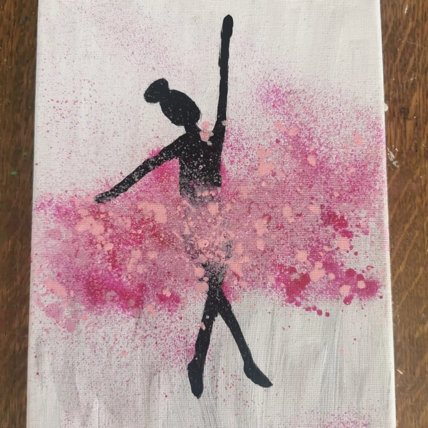 Schilderij van een danseres met roze kleuren, gemaakt in het atelier
