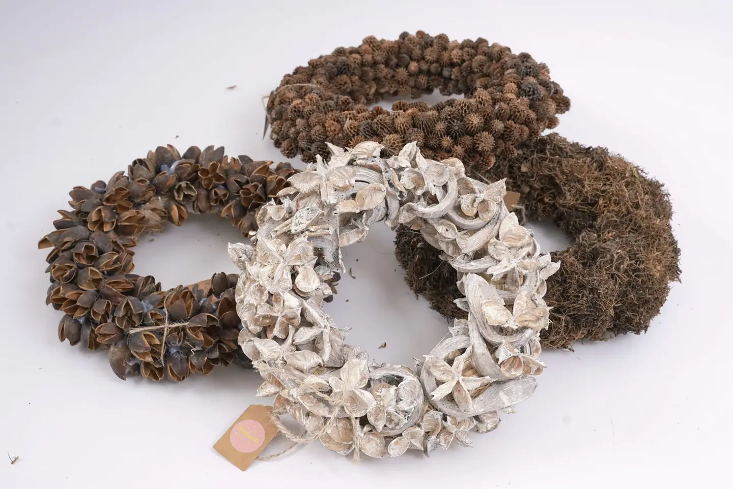 Handgemaakte kransen van natuurlijke materialen in het atelier van de GroeiFabryk